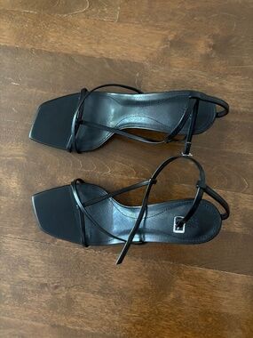 Black H&M heels size US 9 / EUR 40 brand new